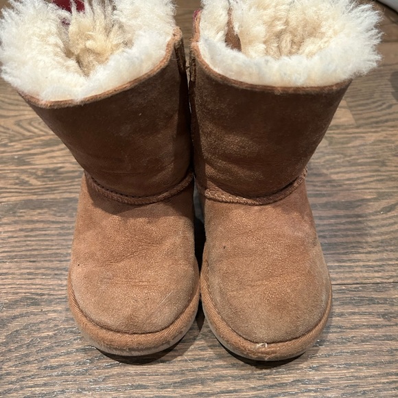Adorable UGG boots with Pink Bows Size 6 - Picture 3 of 6